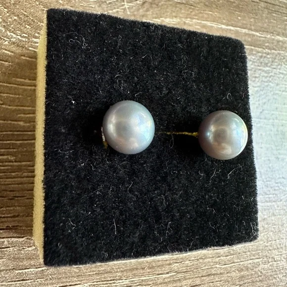 Elegant Silver Pearl Stud Earrings - Picture 2 of 6